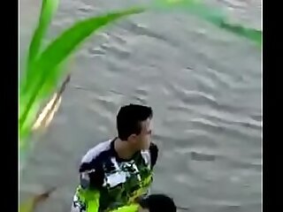 Cogiendo en el lago despues de una ruta en motocicleta y son descubiertos por un amigo - Video HOT - http://taraa.xyz/1FVR