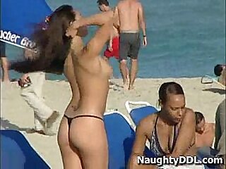 Chicas calientes en la playa nudista 3