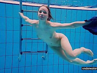 Tiener meisje avenna is zwemmen in het zwembad